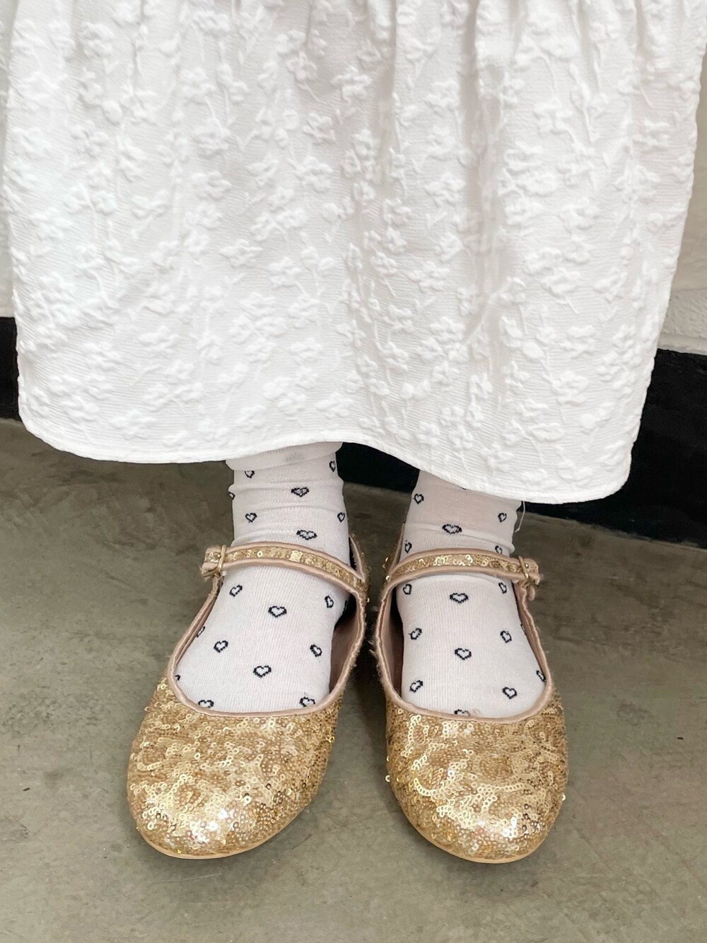 ホワイト系のキャミソール、ホワイト系のワンピース、ゴールド系のパンプスを着用したレディースの春コーディネートの6枚目の写真