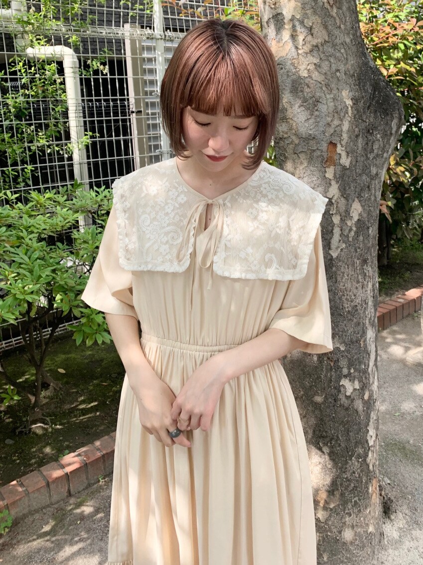 ホワイト系のワンピースを着用したレディースの春コーディネートの5枚目の写真