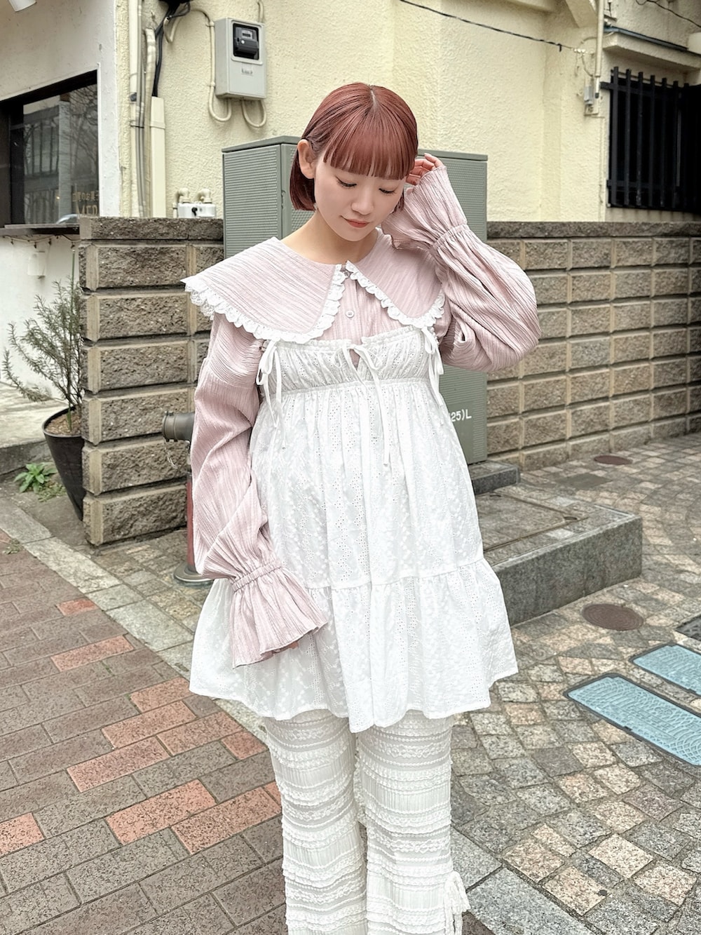 ピンク系のシャツ/ブラウス、ホワイト系のキャミソール、ホワイト系のその他パンツを着用したレディースの冬コーディネートの5枚目の写真