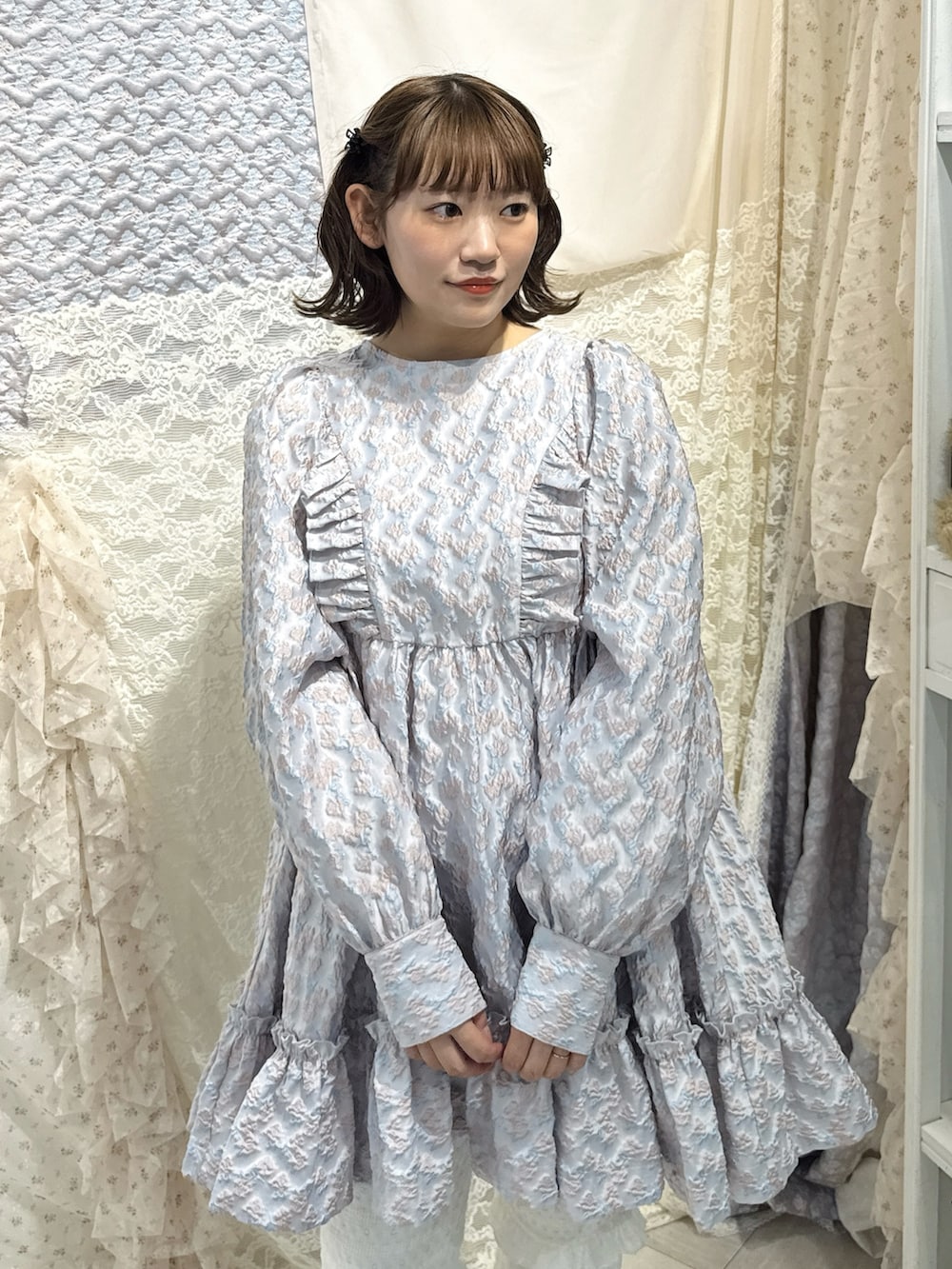 ブルー系のワンピース、ホワイト系のその他パンツ、ホワイト系のバレエシューズを着用したレディースの秋コーディネートの5枚目の写真