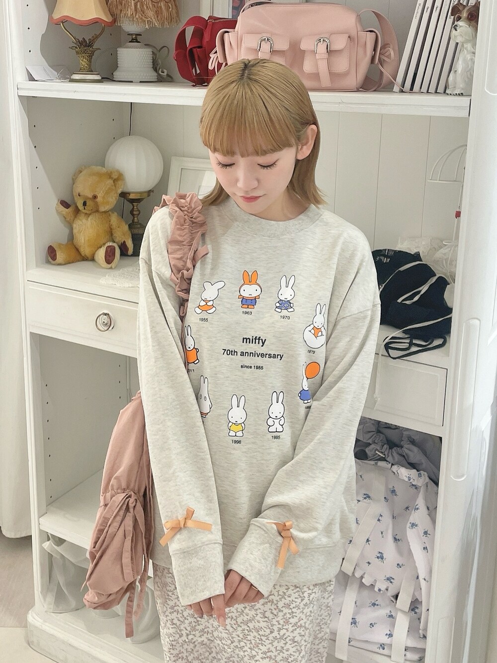 ホワイト系のスカート、グレー系のスウェット、ホワイト系のスニーカーを着用したレディースの冬コーディネートの4枚目の写真