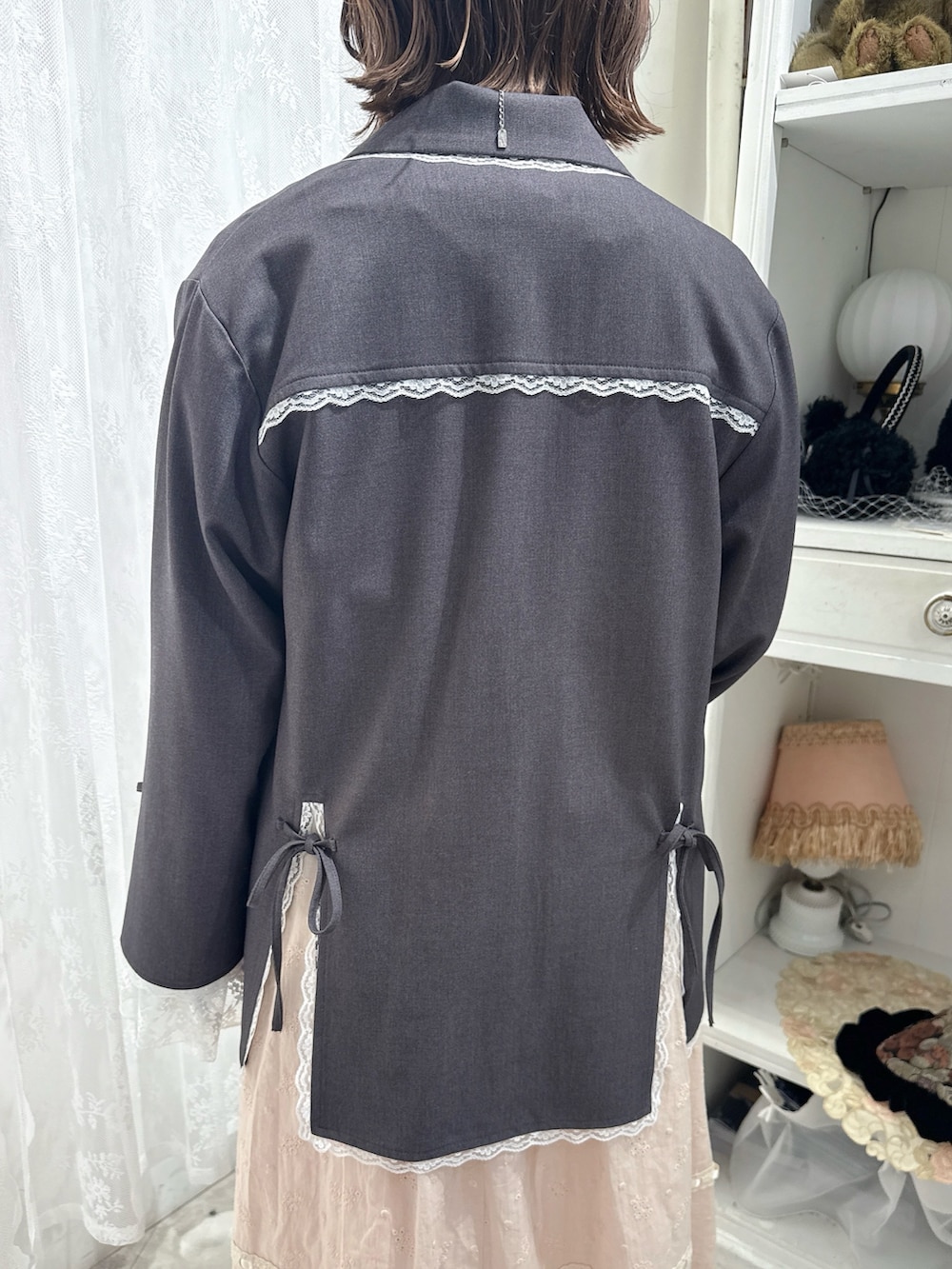 ピンク系のワンピース、ブラック系のローファー、ホワイト系のシャツ/ブラウスを着用したレディースの秋コーディネートの7枚目の写真