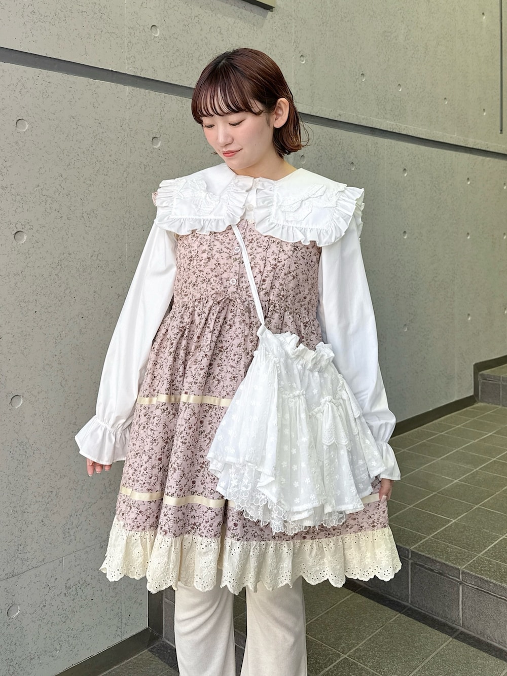 ホワイト系のシャツ/ブラウス、ホワイト系のショルダーバッグ、ホワイト系のスニーカーを着用したレディースの冬コーディネートの4枚目の写真