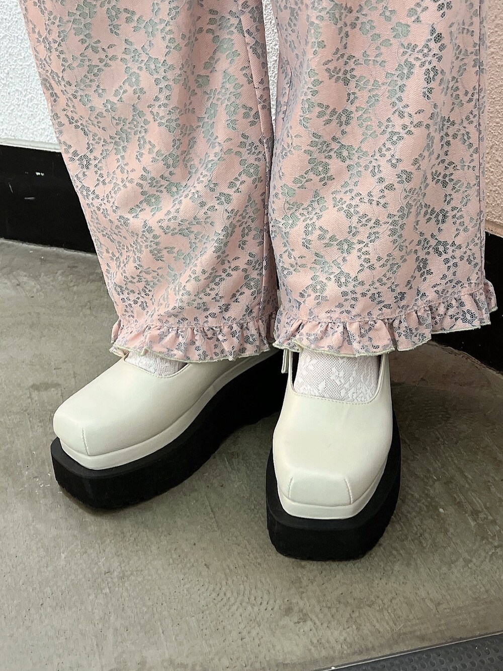 ピンク系のその他パンツ、ホワイト系のシャツ/ブラウス、ホワイト系のパンプスを着用したレディースの冬コーディネートの5枚目の写真