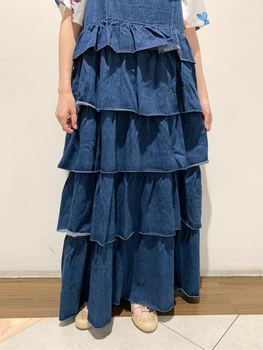 ホワイト系のシャツ/ブラウス、ブラウン系のサンダルを着用したレディースの夏コーディネートの5枚目の写真