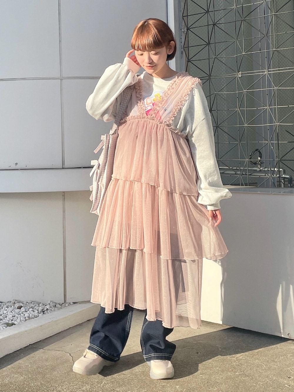 ベージュ系のトートバッグ、グレー系のスウェット、ピンク系のワンピースを着用したレディースの春コーディネートの3枚目の写真