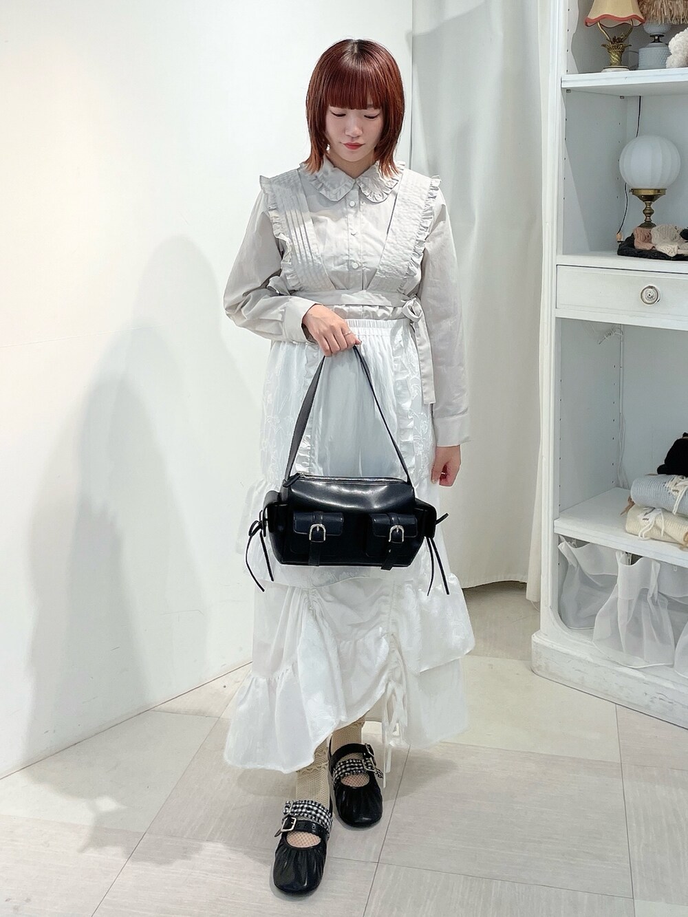 グレー系のシャツ/ブラウス、ホワイト系のスカート、ブラック系のバレエシューズを着用したレディースの夏コーディネートの2枚目の写真