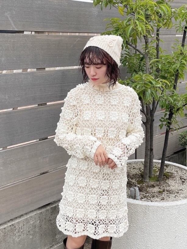 ホワイト系のニット/セーター、ホワイト系のその他パンツ、ブラウン系のブーツを着用したレディースの秋コーディネートの3枚目の写真