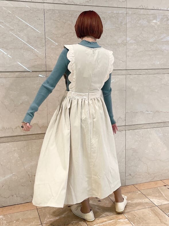 ホワイト系のその他シューズ、ホワイト系のワンピース、ブルー系のニット/セーターを着用したレディースの秋コーディネートの3枚目の写真