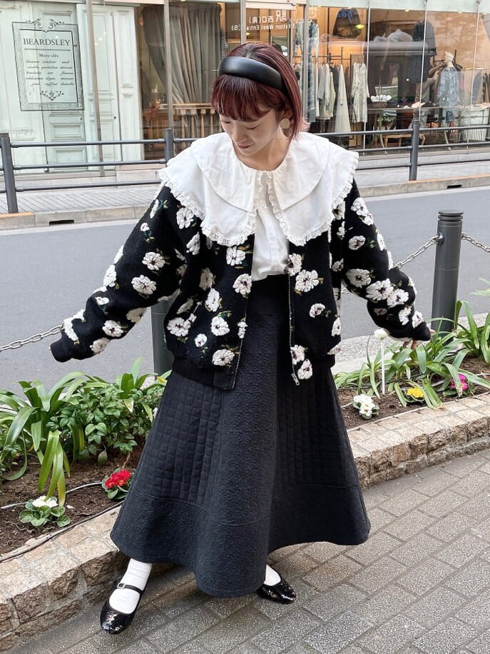 ブラック系のパンプス、ブラック系のその他アウター、ホワイト系のシャツ/ブラウスを着用したレディースの冬コーディネートの3枚目の写真