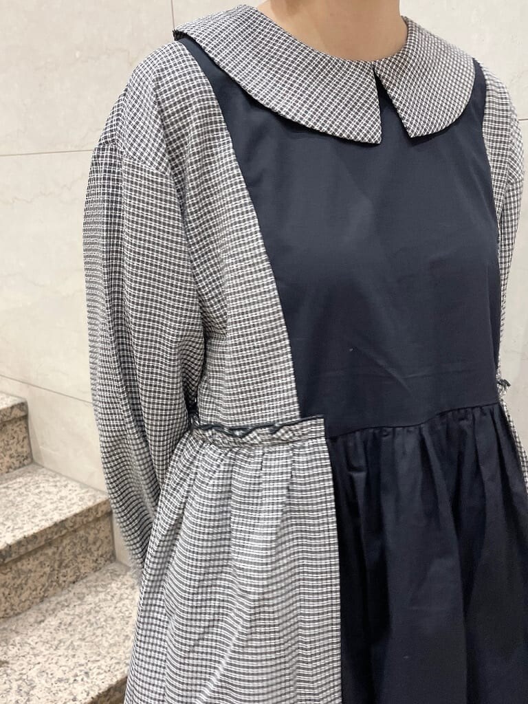 ホワイト系のブーツ、ホワイト系のブルゾン、ブラック系のワンピースを着用したレディースの冬コーディネートの6枚目の写真