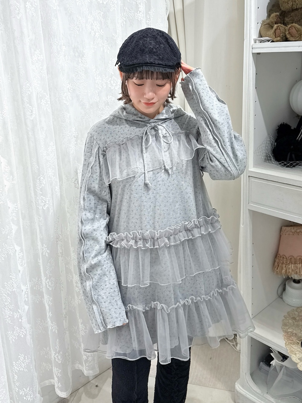 グレー系のワンピース、ブラック系のその他パンツ、ブラック系のローファーを着用したレディースの秋コーディネートの5枚目の写真