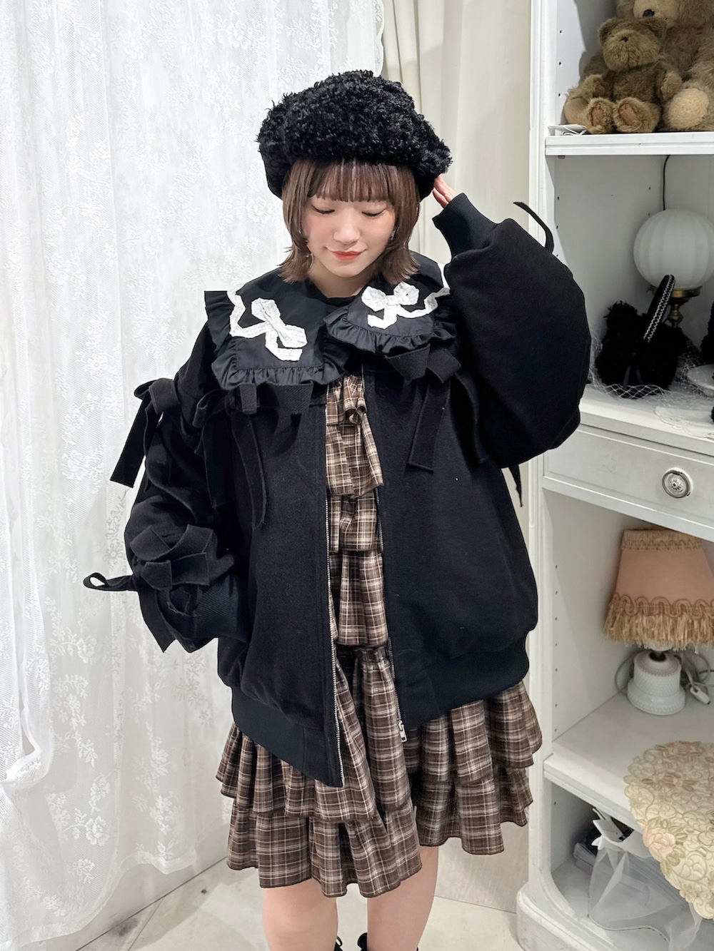 ブラウン系のワンピース、ブラック系のシャツ/ブラウス、ブラック系のブルゾンを着用したレディースの秋コーディネートの4枚目の写真