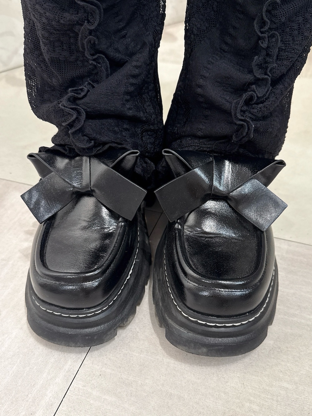 グレー系のワンピース、ブラック系のその他パンツ、ブラック系のローファーを着用したレディースの秋コーディネートの8枚目の写真