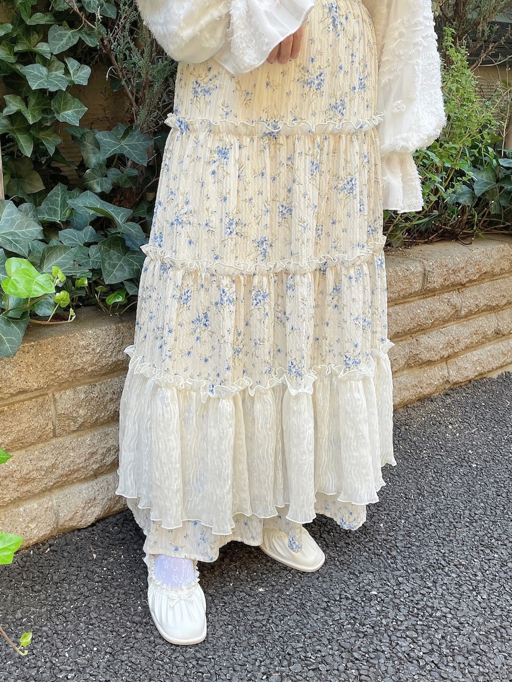 ホワイト系のTシャツ/カットソー、ホワイト系のパンプス、ホワイト系のシャツ/ブラウスを着用したレディースの秋コーディネートの7枚目の写真