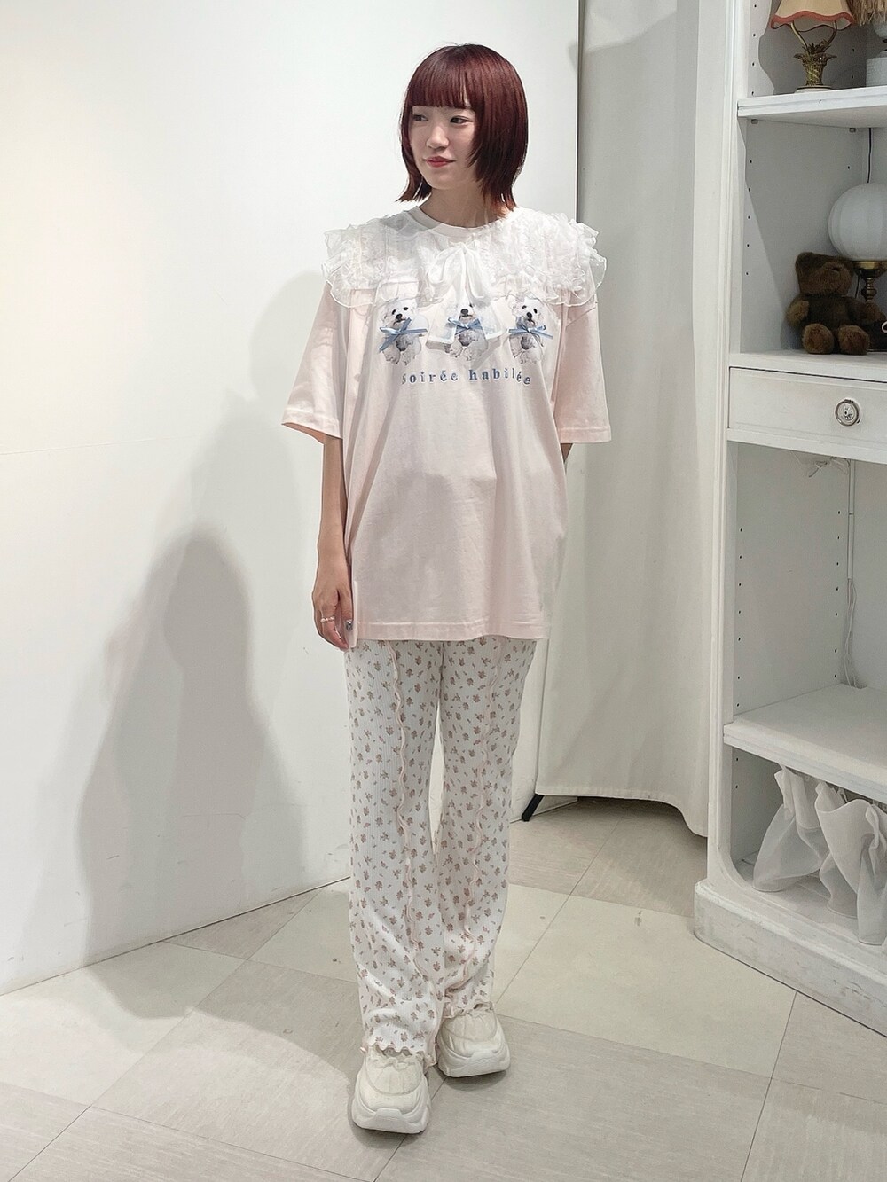 ホワイト系のトートバッグ、ピンク系のTシャツ/カットソー、ピンク系のスウェットパンツを着用したレディースの夏コーディネートの3枚目の写真