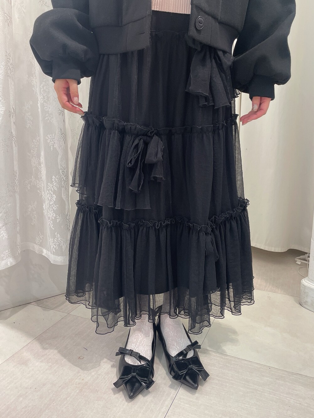 ブラック系のブルゾン、ピンク系のニット/セーター、ピンク系のショルダーバッグを着用したレディースの冬コーディネートの6枚目の写真