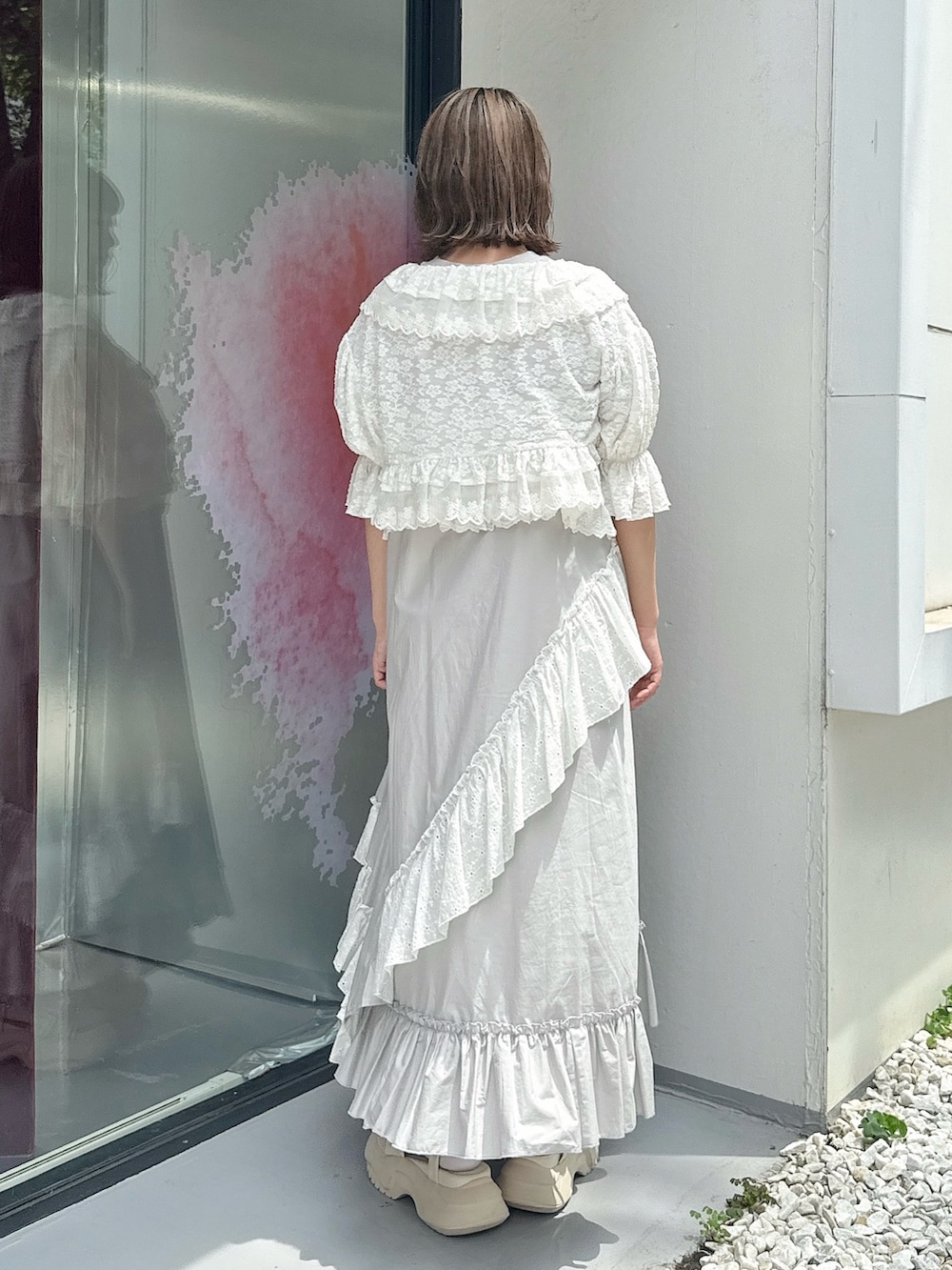 ホワイト系のカーディガン/ボレロ、グレー系のワンピース、ブルー系のTシャツ/カットソーを着用したレディースの春コーディネートの3枚目の写真