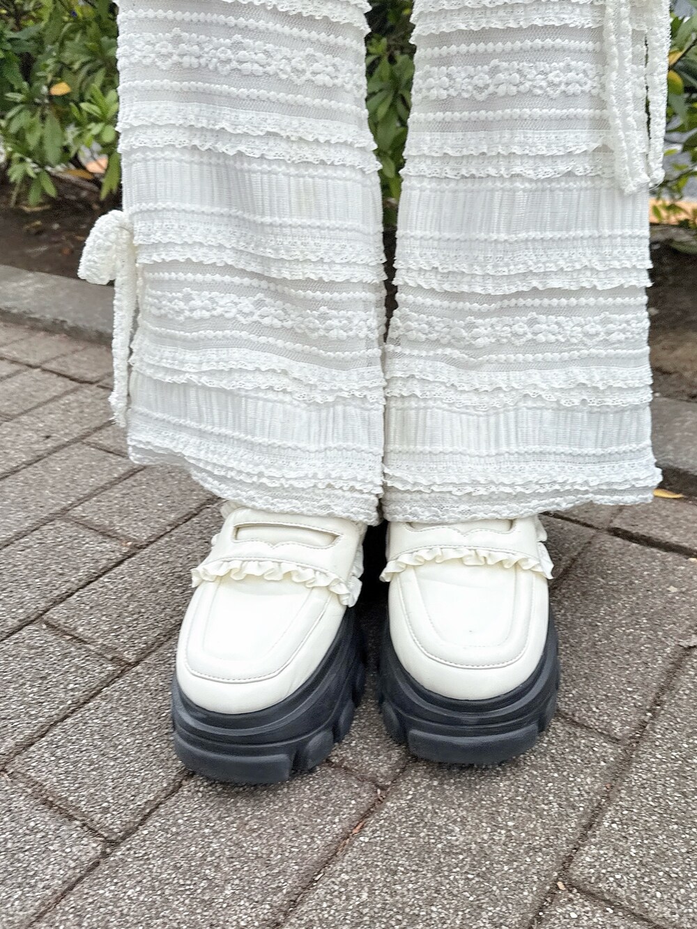 ホワイト系のローファー、ホワイト系のワンピース、ピンク系のTシャツ/カットソーを着用したレディースの春コーディネートの8枚目の写真