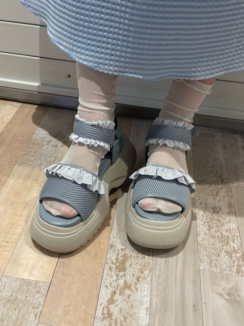 ブルー系のワンピース、ホワイト系のTシャツ/カットソー、ブルー系のサンダルを着用したレディースの夏コーディネートの5枚目の写真