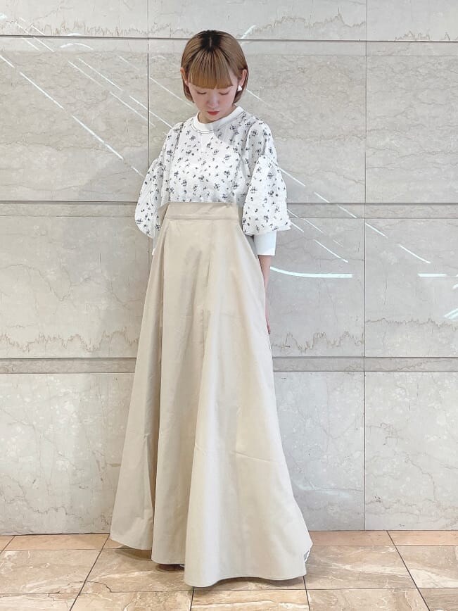 ホワイト系のスカート、ブルー系のその他シューズ、ホワイト系のTシャツ/カットソーを着用したレディースの夏コーディネートの7枚目の写真