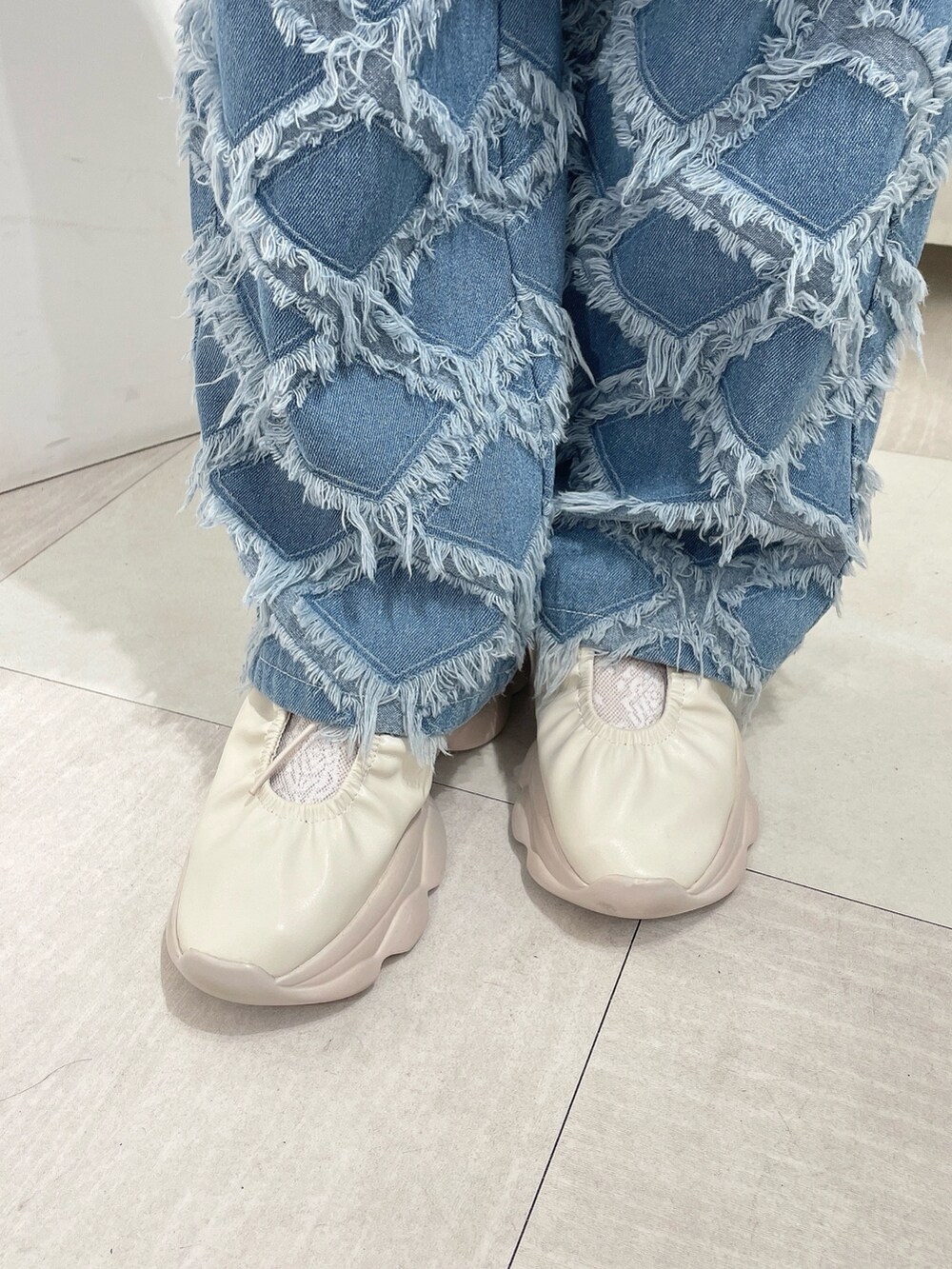 ホワイト系のシャツ/ブラウス、ホワイト系のTシャツ/カットソー、ブルー系のデニムパンツを着用したレディースの春コーディネートの8枚目の写真