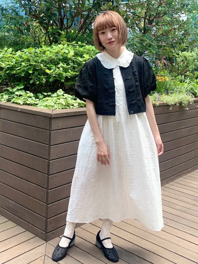 ホワイト系のワンピースを着用したレディースの夏コーディネートの2枚目の写真