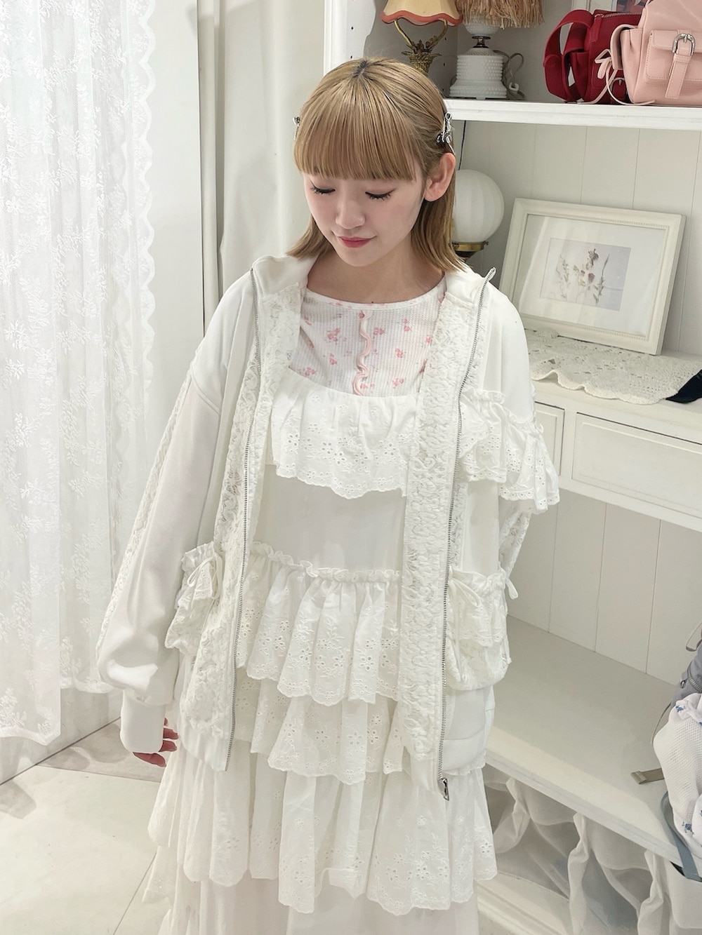 ピンク系のTシャツ/カットソー、ピンク系のトートバッグ、ホワイト系のワンピースを着用したレディースの冬コーディネートの5枚目の写真