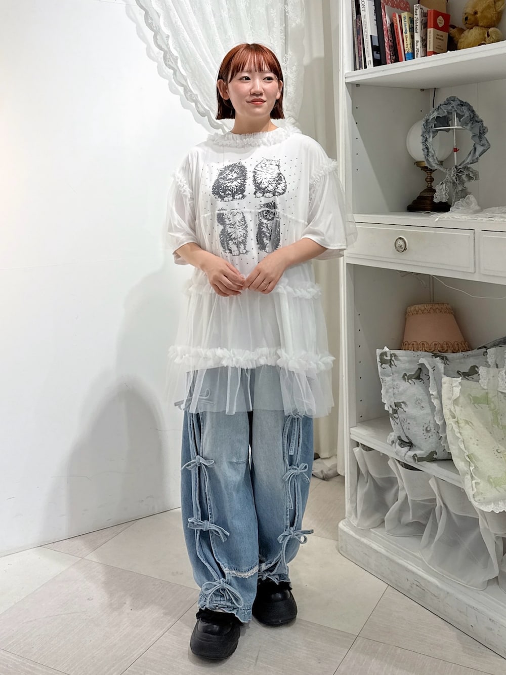 ホワイト系のTシャツ/カットソー、ホワイト系のチュニック、ブルー系のデニムパンツを着用したレディースの春コーディネートの2枚目の写真