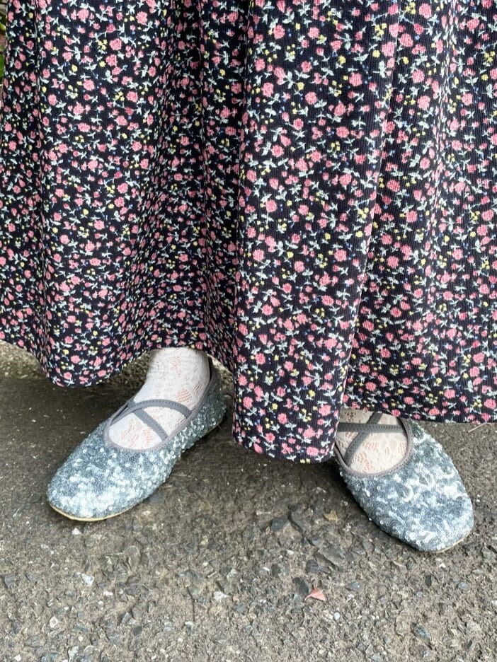 ブラック系のワンピース、シルバー系のその他シューズ、ホワイト系のパーカーを着用したレディースの夏コーディネートの4枚目の写真