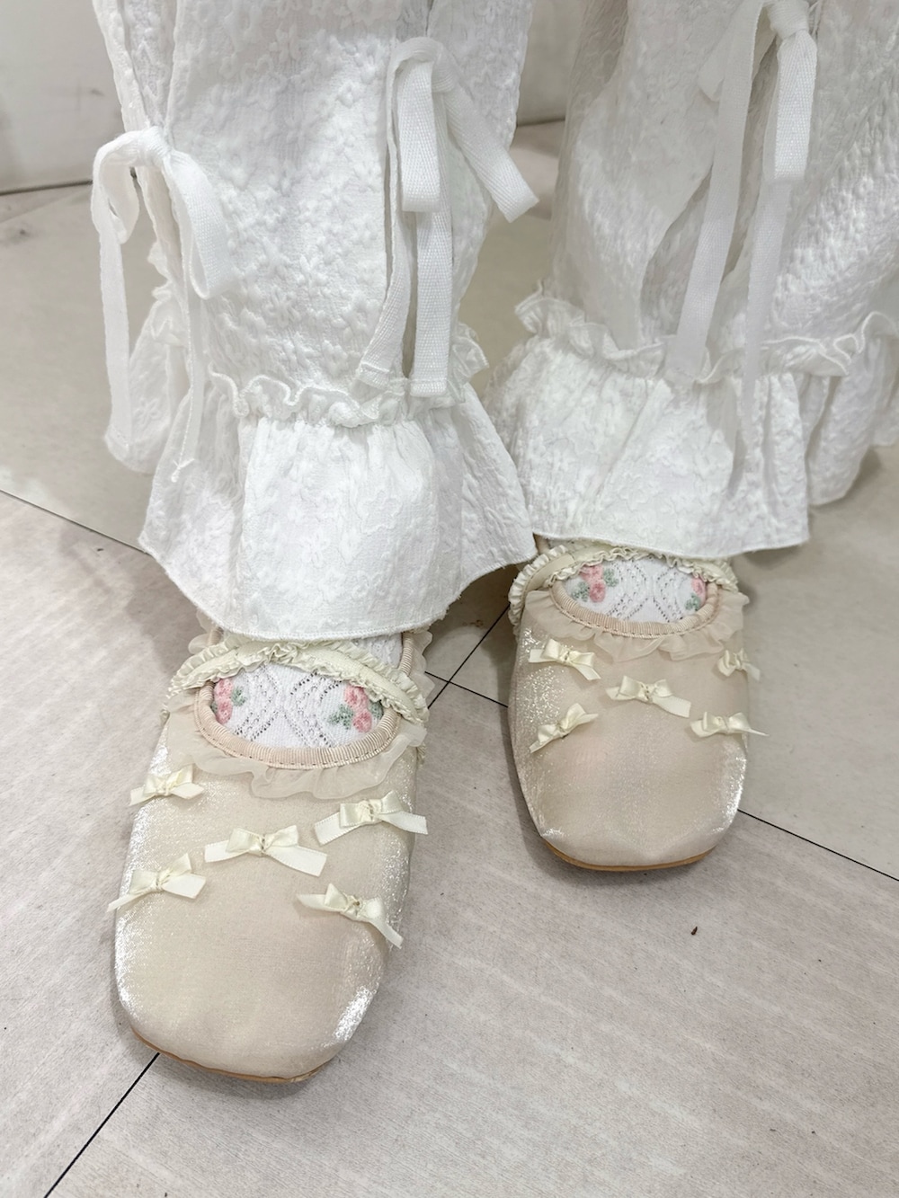 ホワイト系のワンピース、ホワイト系のカーゴパンツ、ホワイト系のバレエシューズを着用したレディースの春コーディネートの7枚目の写真