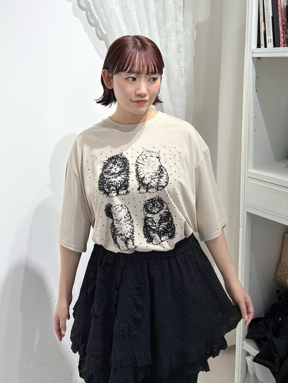 ベージュ系のTシャツ/カットソー、ブラック系のスカート、ブラック系のその他パンツを着用したレディースの春コーディネートの4枚目の写真