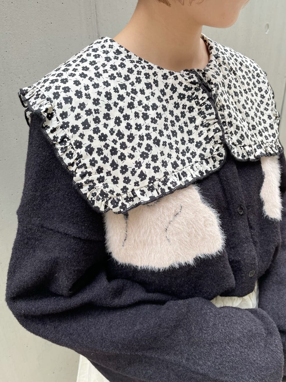 ブラック系のカーディガン/ボレロ、ブラック系のシャツ/ブラウス、ホワイト系のスカートを着用したレディースの夏コーディネートの4枚目の写真