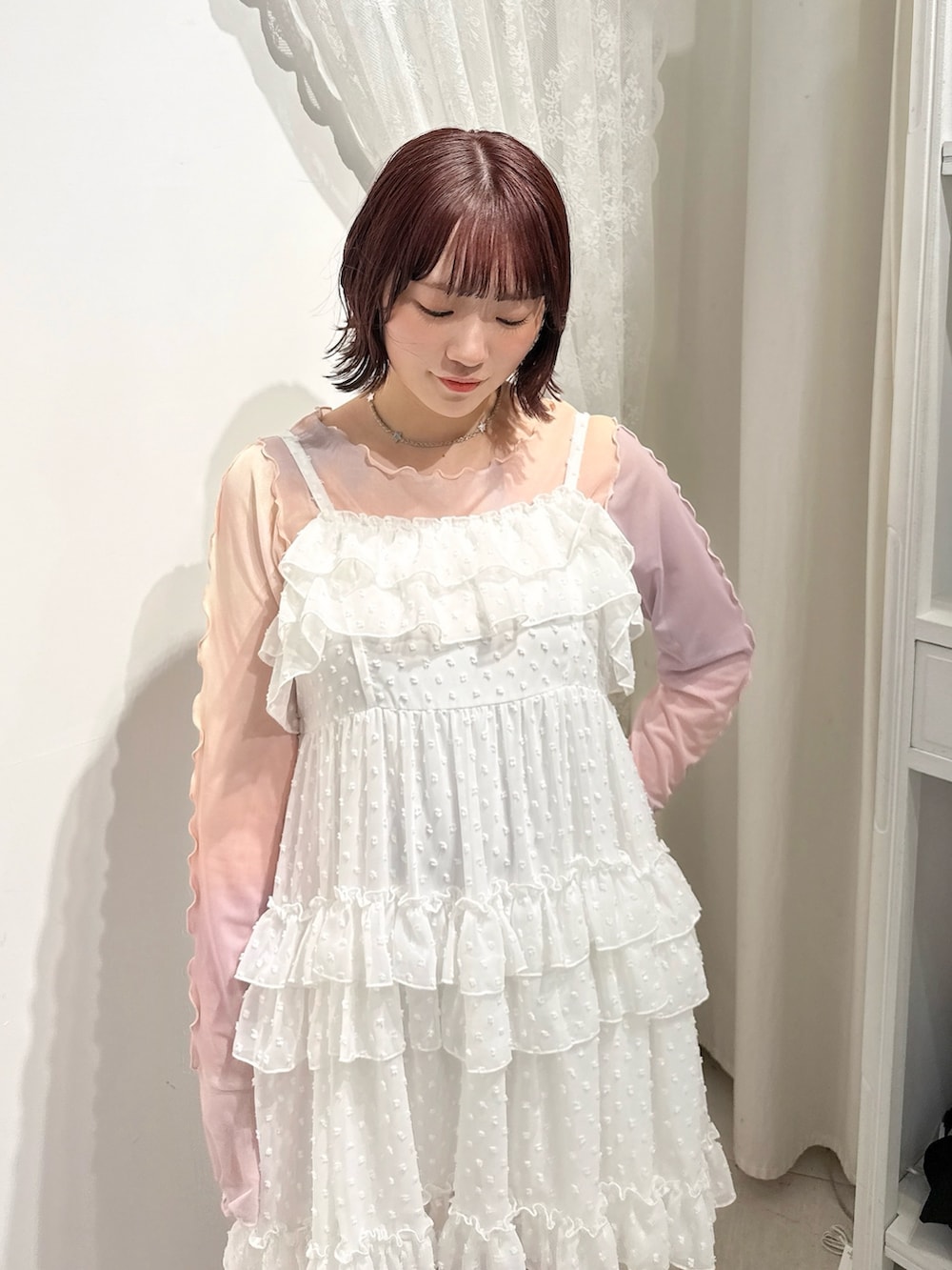 ピンク系のTシャツ/カットソー、ピンク系のその他パンツ、ホワイト系のバレエシューズを着用したレディースの春コーディネートの5枚目の写真