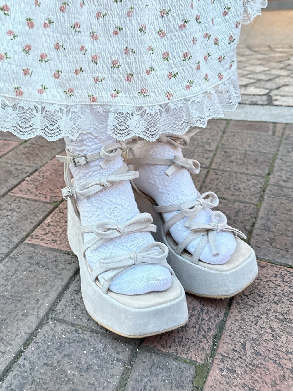 ピンク系のトートバッグ、ベージュ系のサンダル、ホワイト系のワンピースを着用したレディースの春コーディネートの9枚目の写真