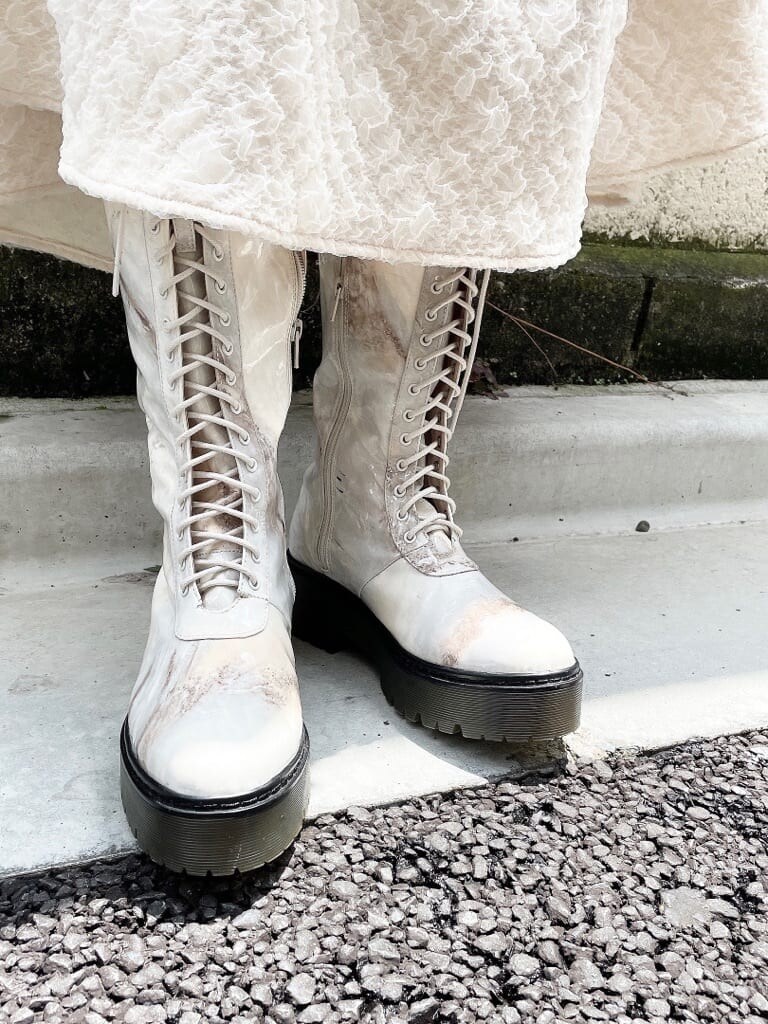 ホワイト系のワンピース、ピンク系のニット/セーター、グリーン系のその他アウターを着用したレディースの夏コーディネートの5枚目の写真