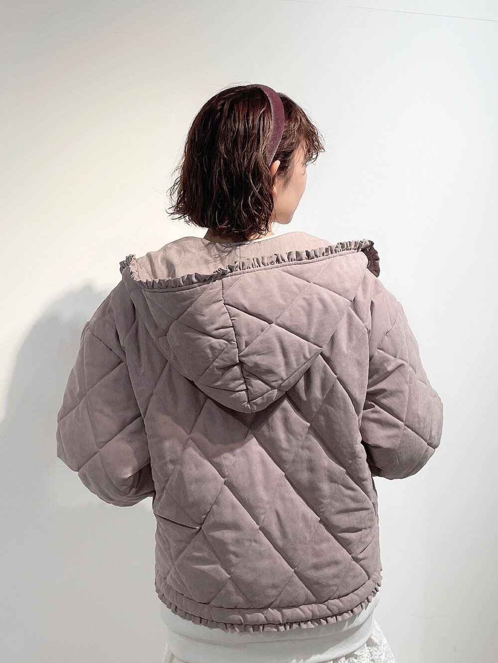 ホワイト系のTシャツ/カットソー、ピンク系のその他アウター、ホワイト系のスカートを着用したレディースの冬コーディネートの5枚目の写真