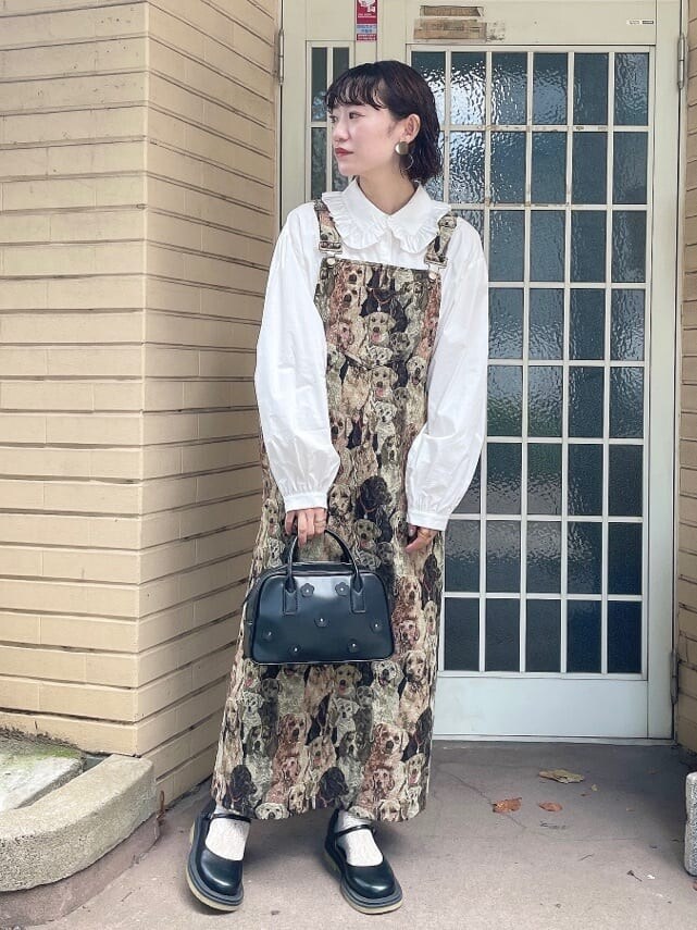 ブラック系のボストンバッグ、その他のジャンパースカート、ブラック系のパンプスを着用したレディースの夏コーディネートの2枚目の写真