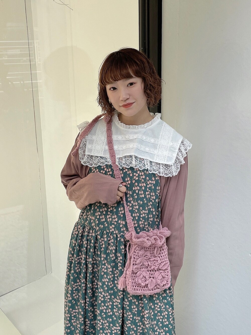 ホワイト系のシャツ/ブラウス、ホワイト系のスニーカー、グリーン系のワンピースを着用したレディースの秋コーディネートの4枚目の写真