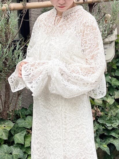 ホワイト系のシャツ/ブラウス、ホワイト系のワンピース、ブラック系のパンプスを着用したレディースの夏コーディネートの4枚目の写真