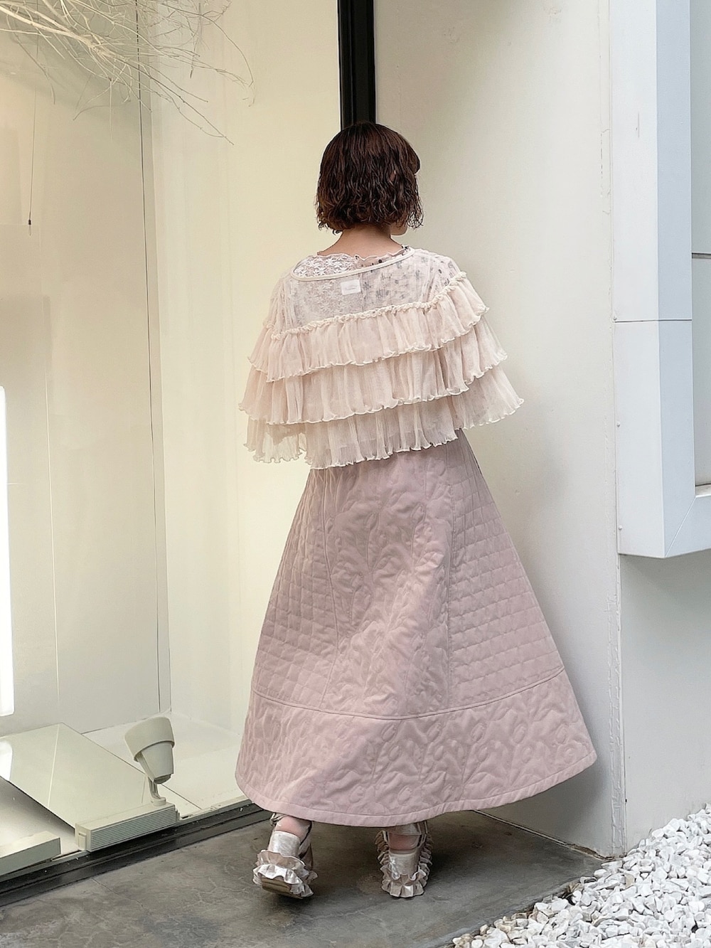 ホワイト系のカーディガン/ボレロ、ピンク系のTシャツ/カットソー、ピンク系のスカートを着用したレディースの夏コーディネートの4枚目の写真