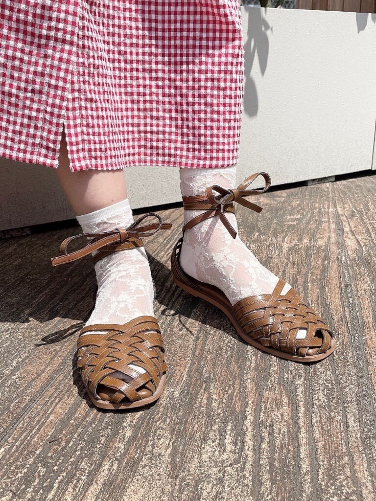 ベージュ系のパンプス、レッド系のワンピースを着用したレディースの夏コーディネートの4枚目の写真