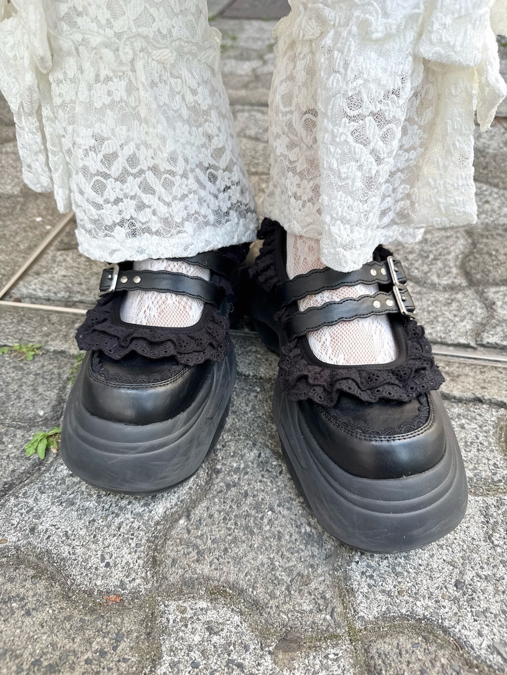 ブラウン系のワンピース、ホワイト系のその他パンツ、ブラウン系のハンドバッグを着用したレディースの春コーディネートの6枚目の写真