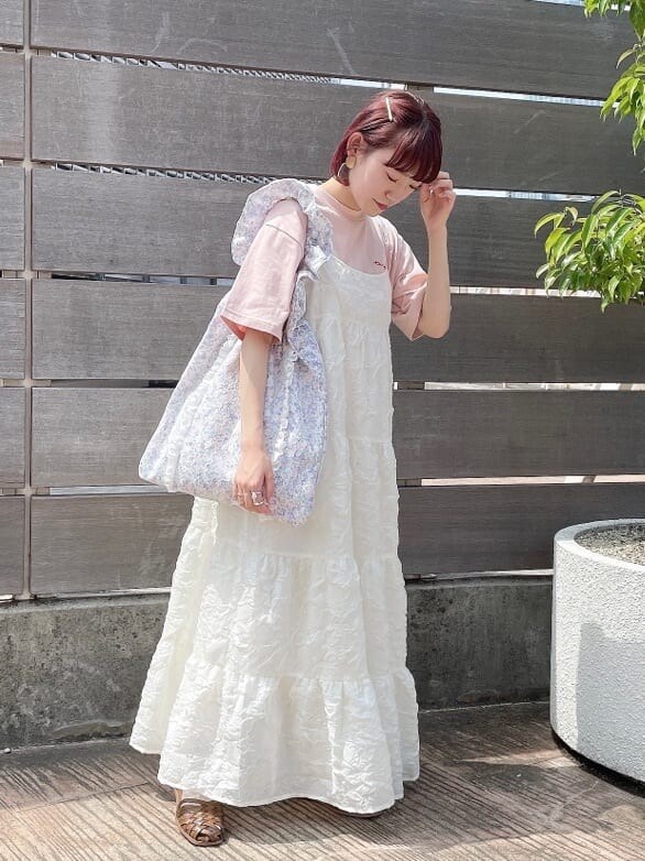 ピンク系のTシャツ/カットソー、ベージュ系のパンプス、パープル系のトートバッグを着用したレディースの夏コーディネートの2枚目の写真