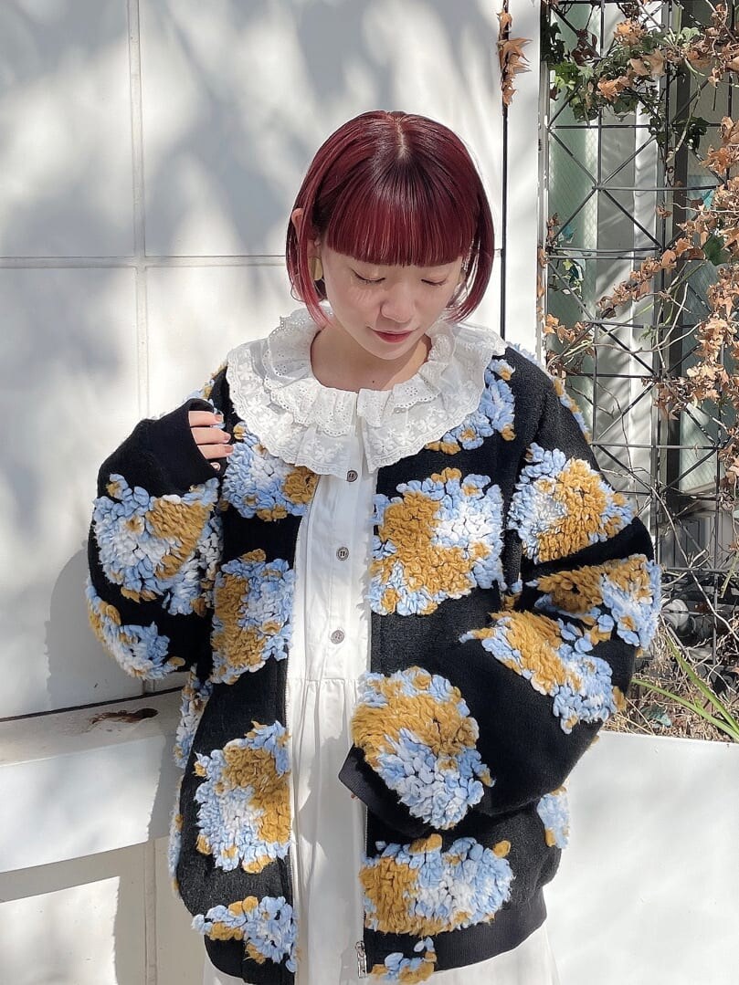 ホワイト系のワンピース、ブラック系のパンプス、その他のその他アウターを着用したレディースの秋コーディネートの3枚目の写真