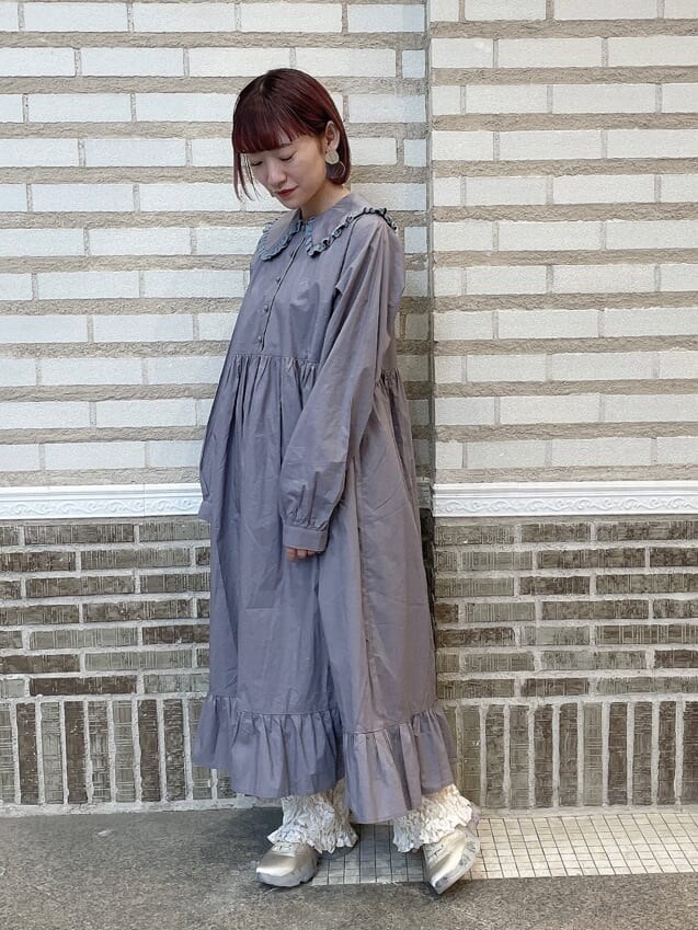 ホワイト系のその他パンツ、ホワイト系のスニーカー、ピンク系のワンピースを着用したレディースの冬コーディネートの2枚目の写真