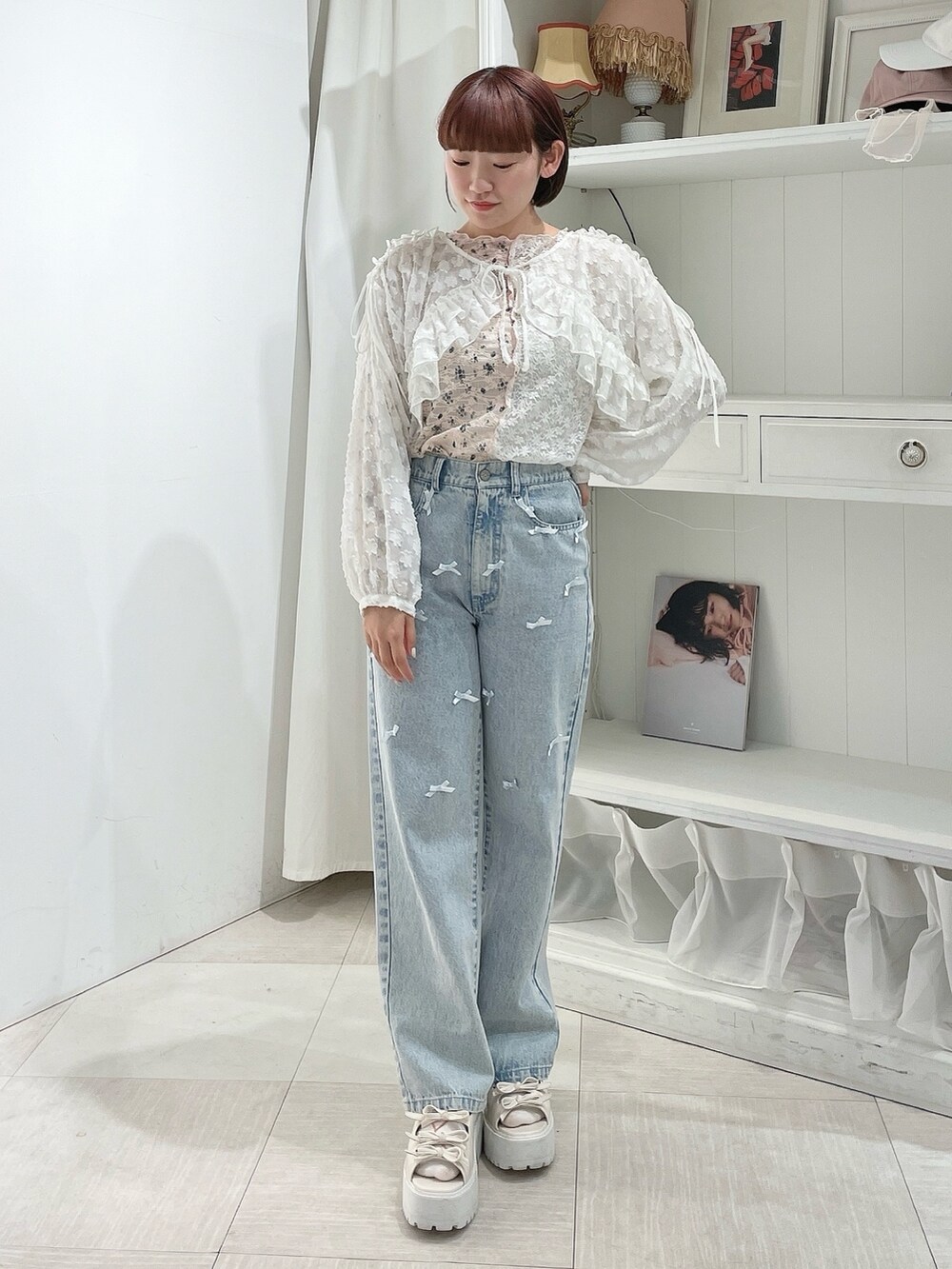 ブルー系のデニムパンツ、ホワイト系のシャツ/ブラウス、ピンク系のTシャツ/カットソーを着用したレディースの春コーディネートの2枚目の写真