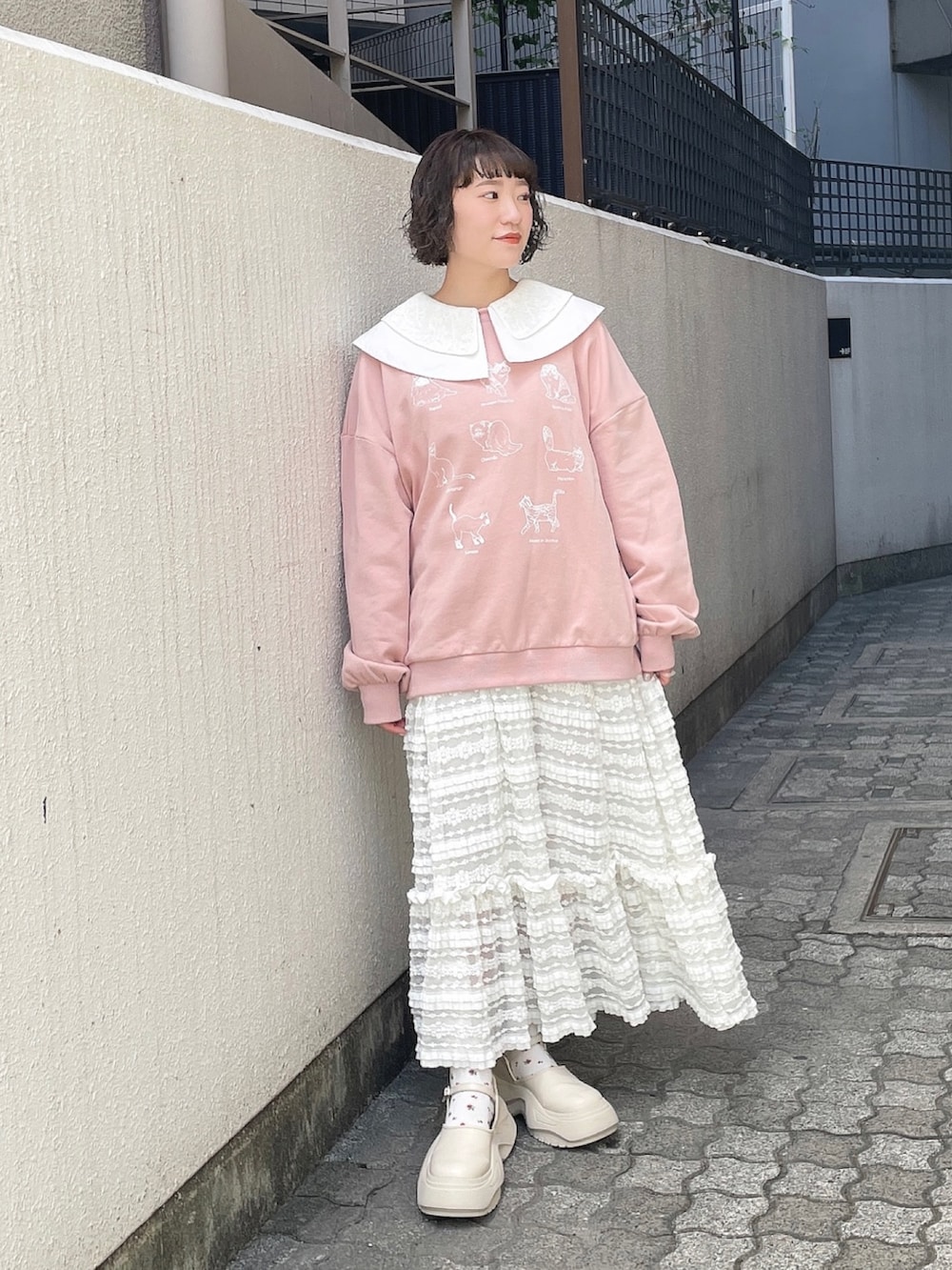 ホワイト系のシャツ/ブラウス、ピンク系のスウェット、ホワイト系のスカートを着用したレディースの秋コーディネートの2枚目の写真