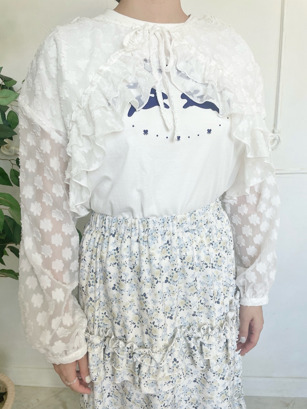 イエロー系のスカート、ブルー系のサンダル、ホワイト系のTシャツ/カットソーを着用したレディースの春コーディネートの6枚目の写真