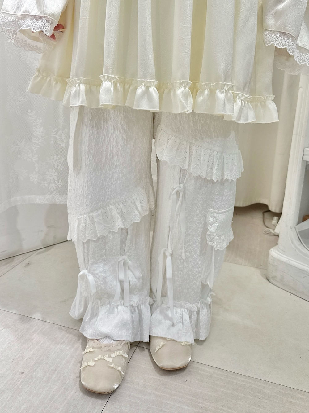ホワイト系のワンピース、ホワイト系のカーゴパンツ、ホワイト系のバレエシューズを着用したレディースの春コーディネートの6枚目の写真